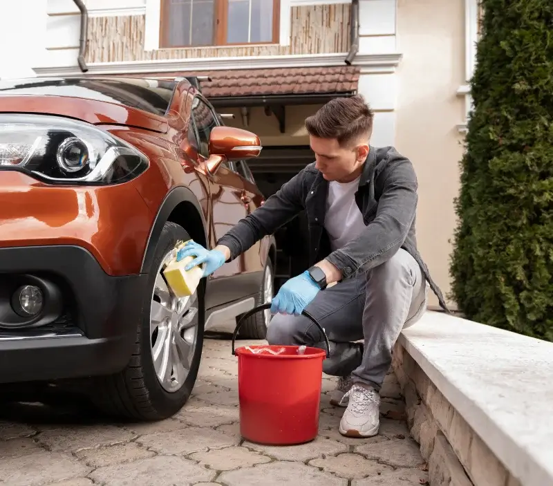 Lavage auto à domicile Sailly : professionnel intervenant sur un véhicule